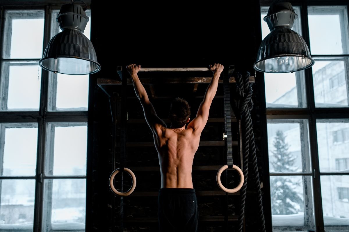 homme fait des pull-ups