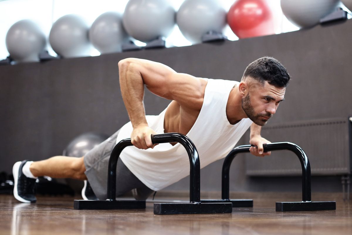 Développe des pecs et des épaules de titans avec les parallettes