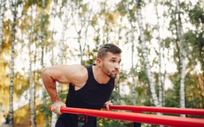 Renforcez vos pectoraux grâce aux dips avec poids supplémentaires